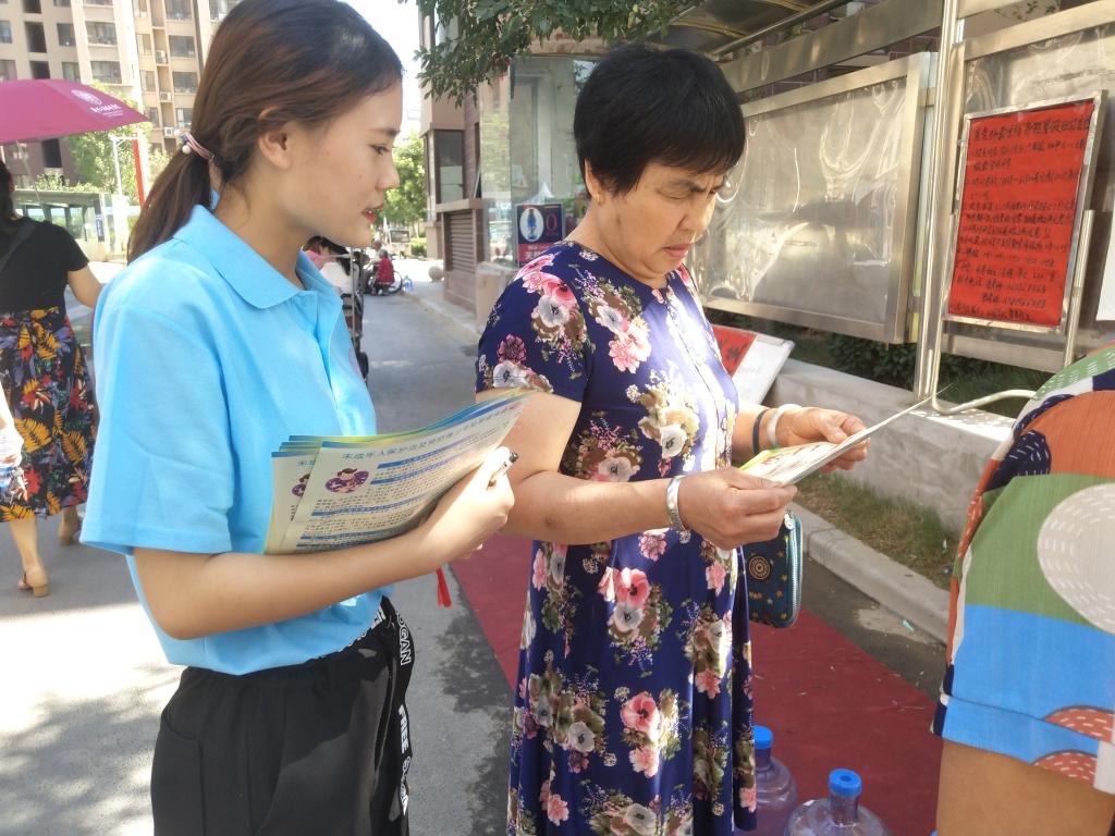 志愿者进行宣讲2