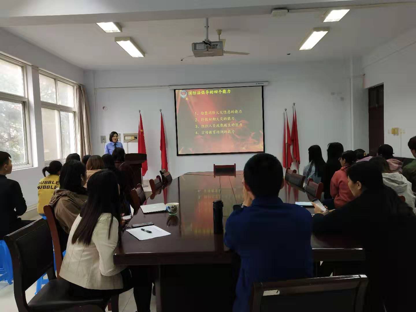 公司师生认真听讲座